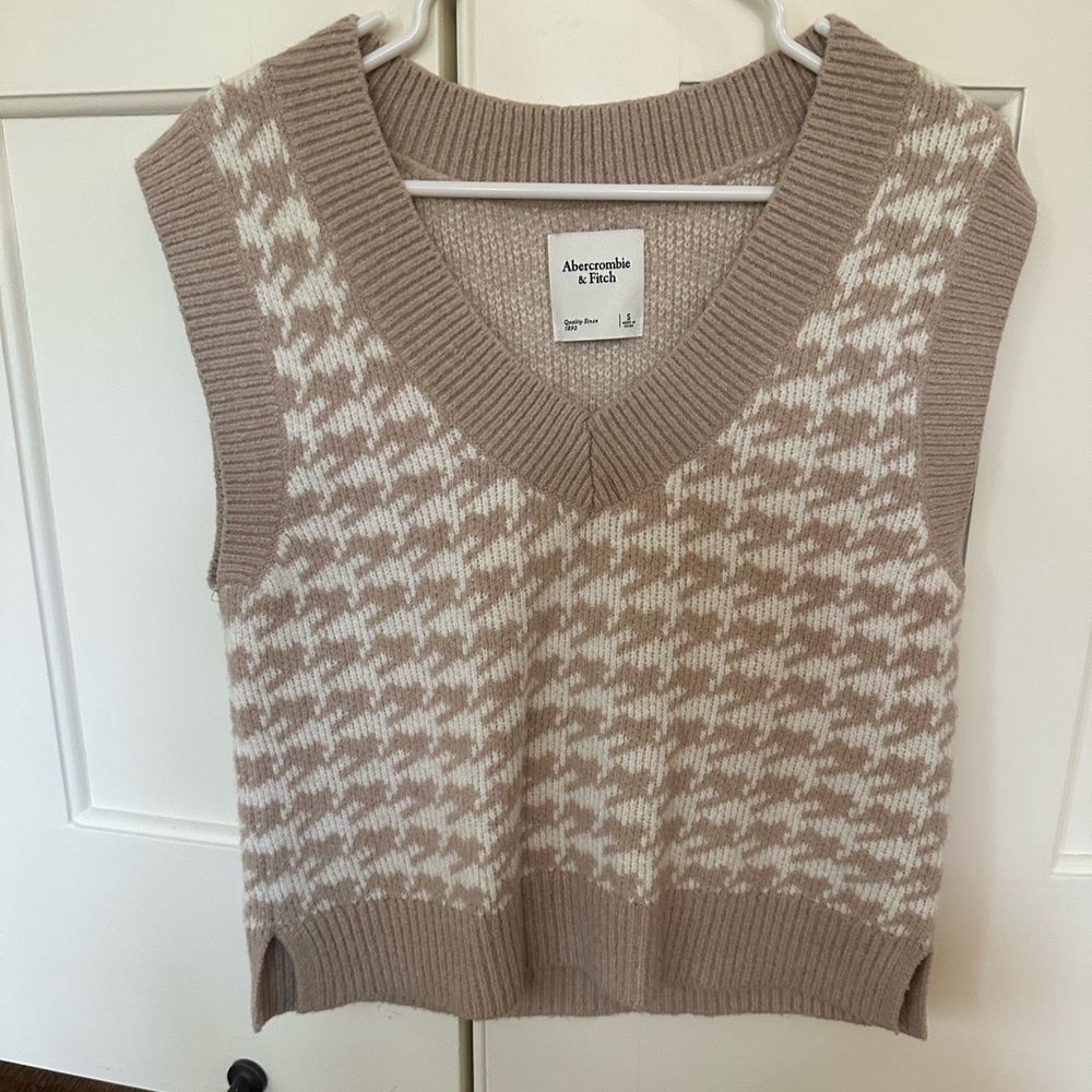 Abercrombie & Fitch Tan and cream check V-Neck Sweater size medium